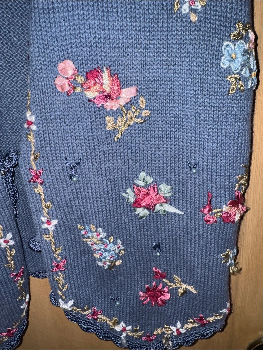 Vintage Erika & Co  Floral Embroidered Knit Sweater Vest Crochet Trim Medium - Picture 3 of 8